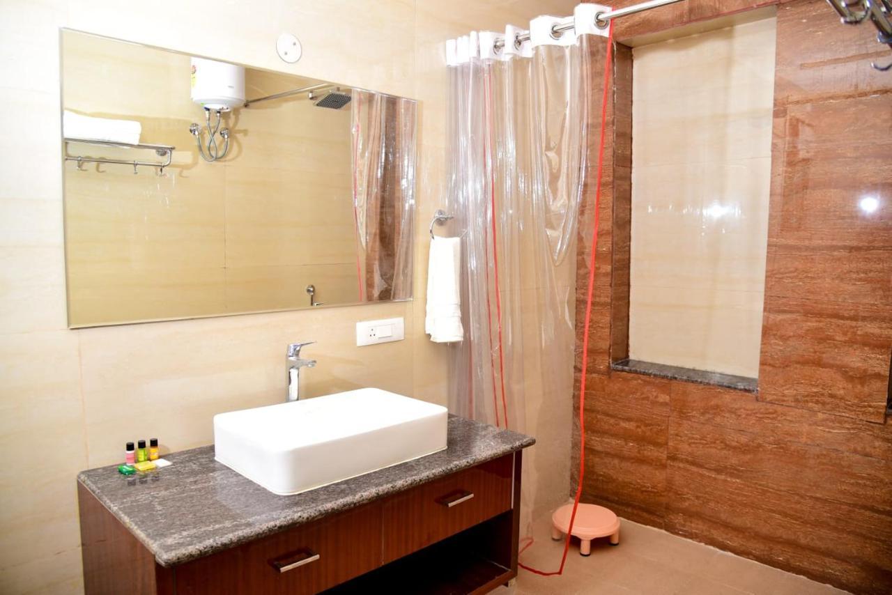 Hotel Olive Crown ลัคเนา ภายนอก รูปภาพ