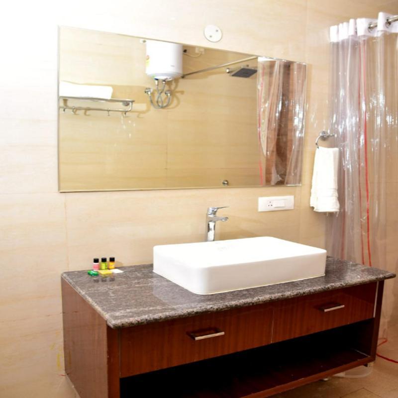 Hotel Olive Crown ลัคเนา ภายนอก รูปภาพ