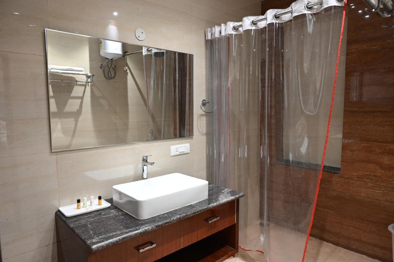Hotel Olive Crown ลัคเนา ภายนอก รูปภาพ